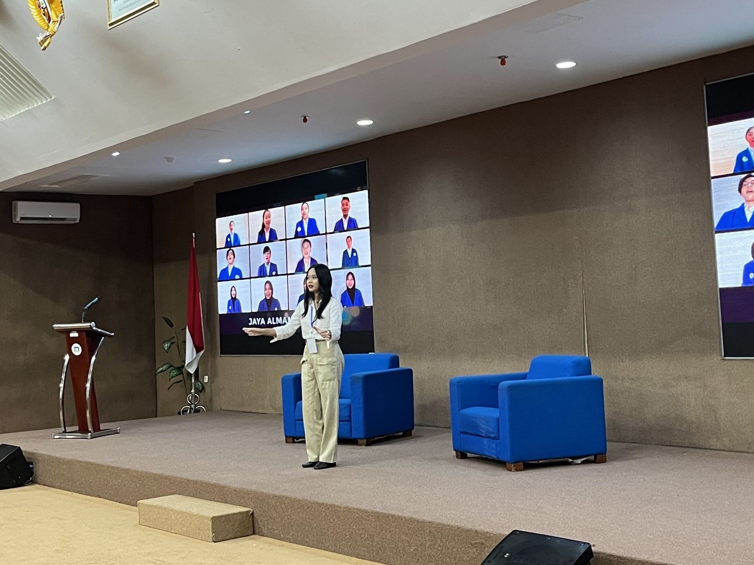 Menyanyikan lagu Indonesia Raya dan Hymne UDINUS